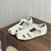 Sandálias Fechadas Versáteis Vintage para Mulheres, Novo Estilo Verão 2026, Tamancos Romanos Vazados Respiráveis Planos Confortáveis com Solado Macio