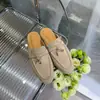 Moda Primavera/Verão 2025 Mocas de Couro de Ovelha com Bico Redondo Mules Tendência com Fivela Texturizada para Mulheres