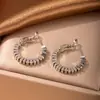 Anillo Europeo y Americano de Oro Plata Rota Hebilla de Oreja Diseño Nicho de Lujo Ligero Aretes Avanzados Otoño e Invierno Nuevos Aretes Combinables