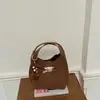 Novo chaveiro de bolsa, minimalista e chique, versátil para uso casual, perfeito para outono e inverno, bolsa de mão retrô para mulheres