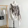 Chal de alta gama con estampado de leopardo para transmisión en vivo al por mayor, chal artístico vintage estilo 'old money', bufanda de algodón y lino, chal para aire acondicionado para mujeres