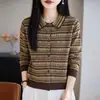 Cardigã de lã jacquard feminino com um padrão jacquard retro e tridimensional, lã macia e confortável, casaco de tricô de abotoamento simples