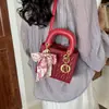 A nova bolsa de mão fashion da Henggeng é uma bolsa Lady Dior acolchoada de luxo leve, uma bolsa feminina transfronteiriça com um toque de alta qualidade, adequada para o trabalho, como bolsa de ombro ou transversal.