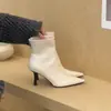 Botas Femininas de Couro Macio Estilo Coreano First Encounter Season, Afuniladas, Bico Fino, Salto Agulha, Botas Curtas de Salto Alto com Zíper nas Costas e Forro de Lã para Efeito Afunilador