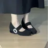 Sapatos Mary Jane pretos para mulheres petite, de bico quadrado, com forro de pelo, sapatilhas de inverno com velcro, salto alto e aumento interno de altura.