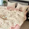Conjunto de cuatro piezas de algodón fresco y lindo con estampado de dibujos animados, estilo INS de algodón puro, adorable y suave, adecuado para todas las estaciones, juego de tres piezas para dormitorio