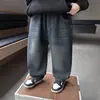 Pantalón de mezclilla de una pieza con forro polar para niños 2026 Nuevo estilo para niños de tamaño mediano a grande Otoño/Invierno Moderno Fresco Engrosado Pantalones para niños Sueltos