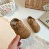 Zapatos de Cuero de Terciopelo Tallado Estilo Bosque Retro para Niñas 2026 Otoño/Invierno Nueva Llegada Mocasines Color Marrón Maillard Zapatos Estilo Coreano Birkenstock