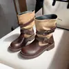 Botas de invierno versátiles para mujer, diseño de nicho estilo coreano 2026, punta redonda, altura hasta la pantorrilla, con hebilla de cinturón, botas de montar retro