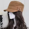 Chapéu de equitação estilo coreano inspired by ins, de camurça, com topo reto, para mulheres, boné tipo newsboy versátil de aba curta com rebites da moda para outono e inverno