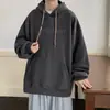 2026: A tendência de agasalhos descontraídos para adolescentes, apresentando novos estilos relaxados, incluindo moletons com capuz que exalam uma vibe cool e estilosa.