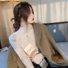 Camiseta base de punto para mujer con cuello medio alto, top de manga larga para primavera y otoño, nuevo estilo 2026, holgado y elegante, combinado con un suéter rosa