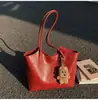 Bolsa de Mão Simples de Grande Capacidade Textura Feminina Versátil Tendência Bolsa Feminina de Alto Padrão Nicho Aparência Retrô Bolsa de Ombro