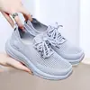 2026 Verão Novos Sapatos de Malha Femininos Respiráveis Fly-knit Malha Casuais Esportivos Estilo Old Beijing Leves Solado Macio Sapatos para Mãe