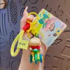 Llavero de Muñeca Dinámica Dimensión Pequeña Crayon Original Colgante Pequeño Llavero para Mochila Escolar de Pareja Colgante Pequeño Regalo