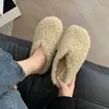 Chinelos de pelúcia estilosos e modernos para mulheres, coleção outono 2026, projetados para uso externo, apresentando um estilo mule de bico fechado, proporcionando calor e resistência ao escorregamento, e oferecendo um design confortável e fácil de calçar