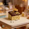 Bolo Mousse de Chocolate Comida Simulada Brinquedo Miniatura Paisagem Cena Decoração Ornamento Chaveiro DIY Acessório de Presilha de Cabelo