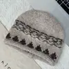Estilo Coreano Otoño e Invierno Nuevo Gorro de Punto Jacquard Rizado Fair Isle para Mujer Cálido de Lana Protección para las Orejas Gorro de Lana para el Frío
