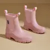 Zapatos de Lluvia de Moda Transfronterizos para Mujer Chelsea Combinan con Todo Suela Suave Zapatos de Goma Nuevos Marrones Cómodos Zapatos de Agua para Lavar el Coche Mujer