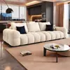 Novo modelo 2026: sofá de chenille luxuoso e minimalista para salas pequenas, apresentando uma paleta de cores creme e um design de tecido adequado para áreas de recepção