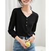 Camiseta informal con botones en stock, primavera y otoño 2024, nueva, elegante, versátil, con cuello en V, manga larga, textura agradable para la piel para mujer