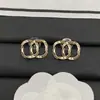 Marca de Moda Transfronteiriça Novo Modelo com Brincos Duplos C Torcidos Gravados para Mulheres, Versão de Luxo, Acabamento Exquisito, Brincos Elegantes de Luxo Leve Atacado