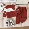 Conjunto de Primavera y Otoño para 26 Niños: Sudadera casual de cuello redondo, bolsillo pequeño, bloques de color, con pantalones largos estampados de moda, nueva ropa para niños en stock