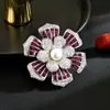 Broche de Moda Flor de Perla de Agua Dulce, Ramillete para Traje, Pequeño Accesorio de Perla de Estilo Fragante de Alta Gama para Abrigo, Joyería Incrustada con Diamantes