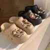 Tamancos de EVA com sola grossa para mulheres, que aumentam a altura, com decorações fofas de desenhos animados, reversíveis, respiráveis e antiderrapantes, fornecidos diretamente da fábrica para vendas transfronteiriças
