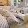 Juego de ropa de cama de cuatro piezas de algodón puro lavado, puntada triangular, rayas grises, grado A para maternidad e infantil, sábana y funda de edredón 100% algodón