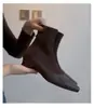 Versão em Pele de Ovelha ~ Botas Elásticas Slim Spliced Retro de Camurça para Mulheres com Zíper Traseiro Bico Quadrado Salto Grosso Elegante Botas Curtas Botas Pequenas Nude