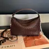 Nuevo bolso tipo dumpling acolchado de piel de vaca de capa superior para mujer, bolso tejido, bolso de hombro y cruzado, bolso de cadena de cuero genuino para mujer
