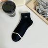 Calcetines blancos bordados estilo Chanel pequeños en blanco y negro japoneses de primavera y verano para mujer estilo academia.