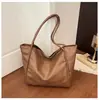 Bolso de mano retro transfronterizo súper popular, gran capacidad, nuevo 2026, casual, para ir al trabajo, de un solo hombro, bolso simple para debajo del brazo
