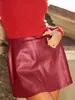Falda Corta de Cuero PU Color Vino Tinto Oscuro Nueva Otoño/Invierno 2026, Estilo Transfronterizo Europeo y Americano, Falda de Mujer de Cintura Alta Estilo A, Adelgazante