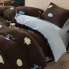 Juego de Ropa de Cama de Felpa de Leche de Cachorro Retro de Dibujos Animados Juego de Cuatro Piezas Caliente Engrosado Ropa de Cama para Niños Funda de Edredón Sábana Individual Juego de Tres Piezas