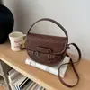 Essenciais para o Trajeto Super Quentes Bolsa Tote Pequena Feminina 2026 Nova Outono Retrô Textura Trançada Ombro Único Transversal Bolsa Sela