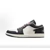 Zapatillas transfronterizas AJ1 puras originales de Putian, zapatillas de baloncesto de caña baja para hombre y mujer, diseño de panda blanco y negro, patrón de rayo, estilo de pareja, Jordan 1 con el icónico logo "swoosh"