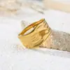 Anillo de textura natural al por mayor de fábrica Anillo de acero de titanio con viento ins de metal europeo y americano no se decolora regalo para mujer pila