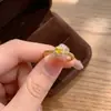 Anillo de Azúcar Amarillo Tipo Cubo de Azúcar Popular de Xiaohongshu, Moderno y Exquisito, Lujo Ligero, Dorado Super Brillante con Incrustación de Circonita, Anillo para Dedo Índice de Mujer