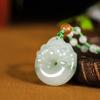 Pingente de Jade Verde Tianshan de Xinjiang com Padrões de Flores Flutuantes, Apresentando Buda, Guanyin e Ruyi, um Pingente de Jade que Dizem Responder a Todos os Pedidos, com Pixiu e Cabaça