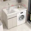 Gabinete de lavandería para balcón de aluminio tipo panal con lavadora integrada, incluyendo una tabla de lavar y un fregadero de piedra de cuarzo artificial con una barrera de agua