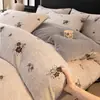 Conjunto de Cama de Lã de Leite com Proteção contra Vento de Quatro Peças Quente Veludo Esculpido Luxo Leve de Alta Qualidade Roupa de Cama Extra com Veludo Capa de Edredom Lençol de Cama
