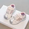 Sapatos casuais da moda e versáteis para meninas, nova coleção primavera/outono 2026, tênis infantis de velcro, calçados esportivos de tamanho médio a grande, estilo moderno