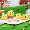2025 Desenho Animado Fofo Coelho Amarelo Pequeno Boneco Figura de Mão Decoração de Mesa de Carro Acessórios de Sacola Surpresa Ornamento