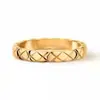 Patrón de rombos base dorada de coco versión estrecha versión ancha anillo para el dedo chapado en 18K patrón de rombos sin diamante con diamante anillo tallado con precisión CNC joyería para la mano