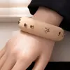 Pulsera Ancha Retro Europea y Americana de Madera con Remaches de Estrella Versátil Moderna Genial Exagerada Pulsera Joyería de Mano de Comercio Exterior Transfronterizo para Mujeres