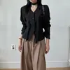 Elegante camisa de cuello en V con un diseño único de cuello halter que ciñe la cintura para un efecto adelgazante
