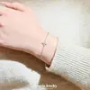 Pulseira Tradicional de Trevo de Quatro Folhas Dourado para Mulheres, Apresentando um Design de Trevo da Sorte com Alto Apelo Estético, Explosão Estelar em Círculo Completo e Joia de Corrente Dupla