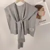 Elegante chal fino de punto al estilo de las celebridades de internet coreanas, hecho de mezcla de lana, adecuado para llevar en capas sobre un chaleco o camisa estilo vacacional